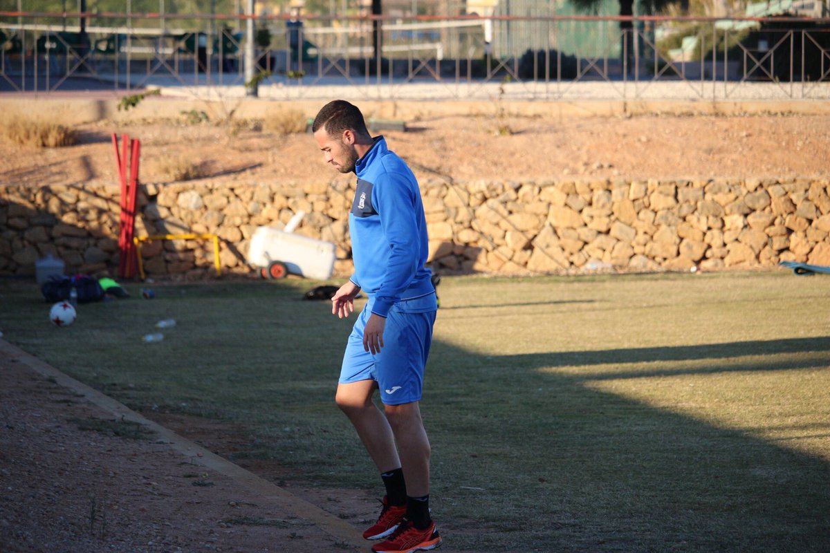 FCCartagena_efs's tweet photo. La plantilla albinegra se ejercita en estos momentos en @CDHDA preparando ya el partido del sábado ante el Betis Deportivo ¡Vamos equipo! 💪 https://t.co/qL6sAOPpcx