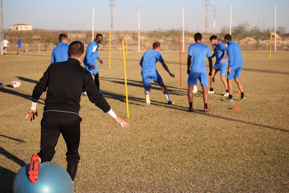 FCCartagena_efs's tweet photo. La plantilla albinegra se ejercita en estos momentos en @CDHDA preparando ya el partido del sábado ante el Betis Deportivo ¡Vamos equipo! 💪 https://t.co/qL6sAOPpcx