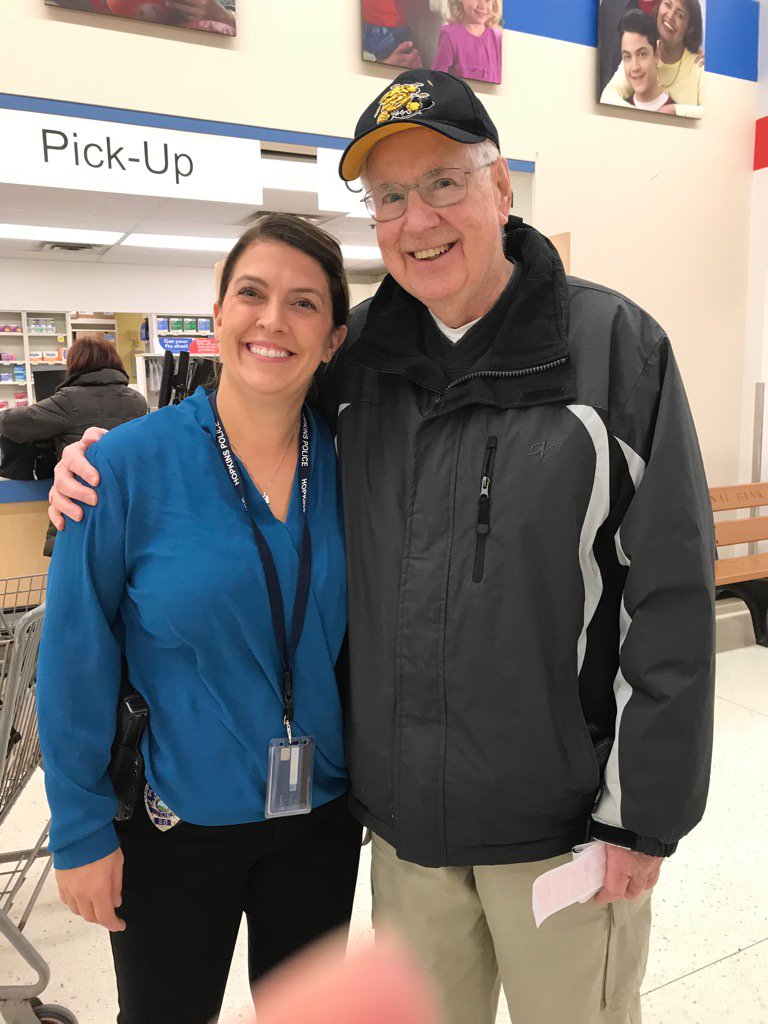 HopkinsPolice's tweet photo. If you come out to Cub Foods at Hwy 101 & 7 - Detective Stefanie will bag your groceries! #icafoodshelf https://t.co/t2muZrgzXs