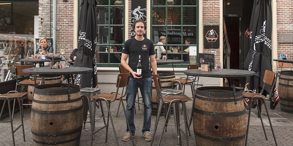[HORECA-CONCEPT] De Vlaamse Hoogmis is een wielercafé &amp; tapasbar ineen! Een uniek concept waar Rik Hollander graag over vertelt! Check de video! youtu.be/1wbJj3OgkAk #vlaamsehoogmis #foodyard