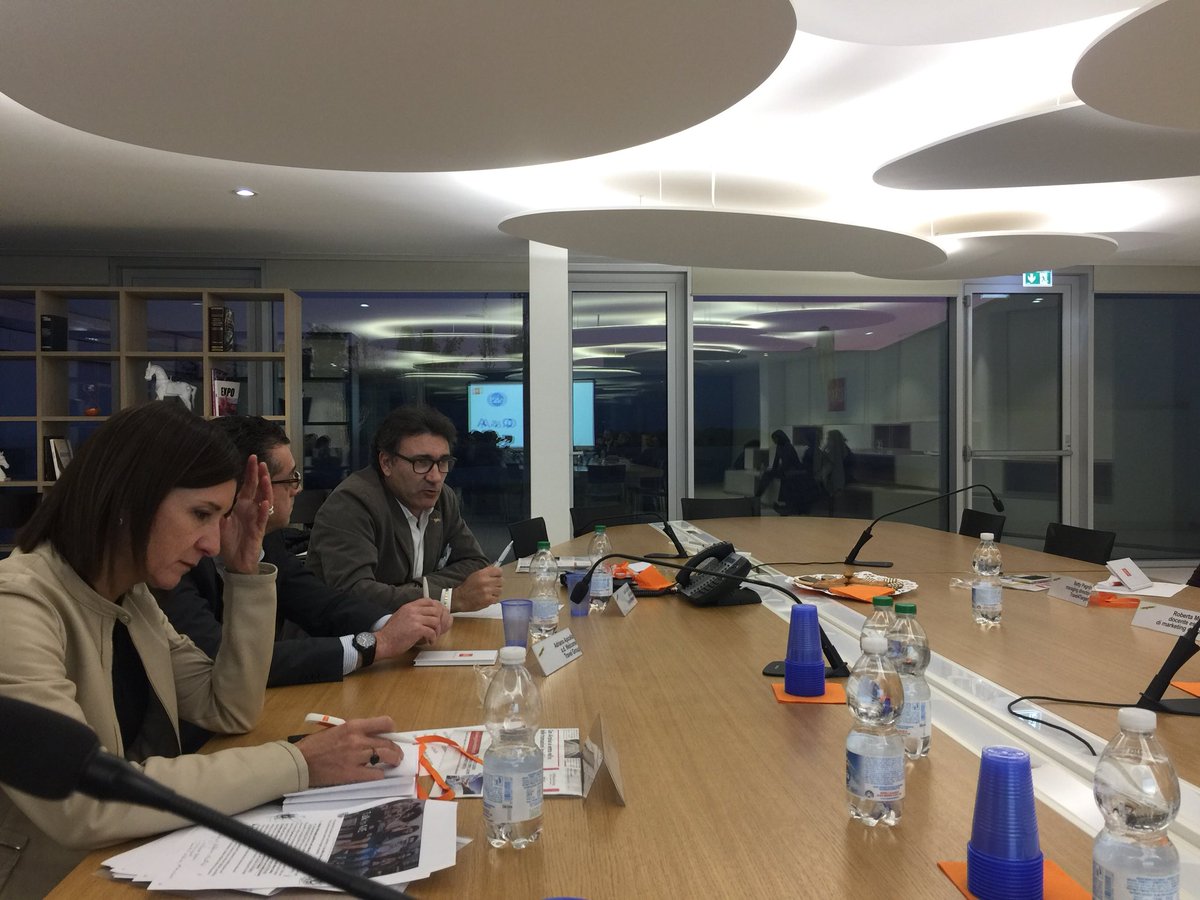 GvLive's tweet photo. Luca Caraffini @geotravelnet lamenta di non ricevere dalla produzione contenuti emozionale da comunicare ai suoi clienti. Non ritiene urgente catturare la generazione #iBrains #Martediturismo https://t.co/jhf3YZKcFh