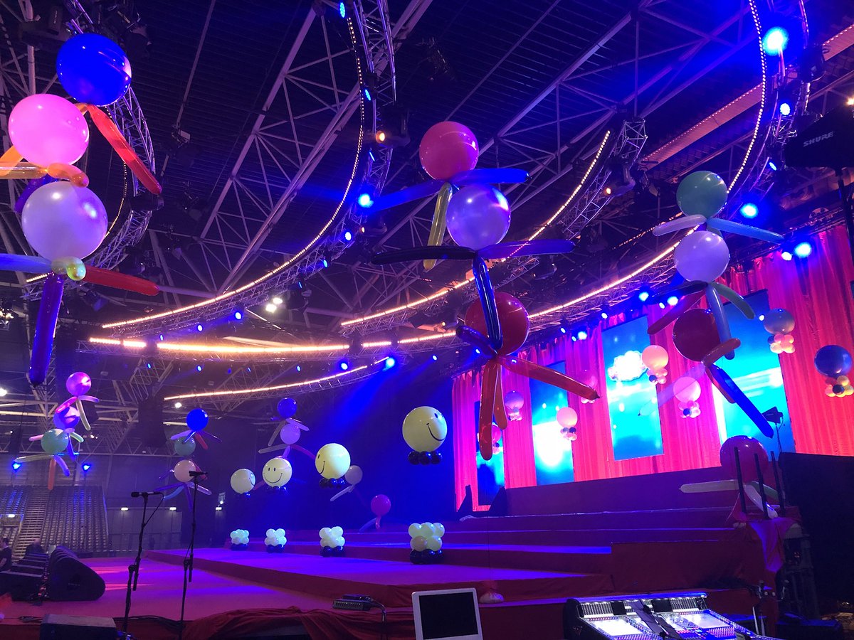 Blaasvaak's tweet photo. Weer een groot feest bij #maakdedroomwaar. #jaarbeurs #utrecht. Onze ballonnen maken er ook een vrolijke boel https://t.co/q0VrkoKV6e https://t.co/1UYHmpuuuF