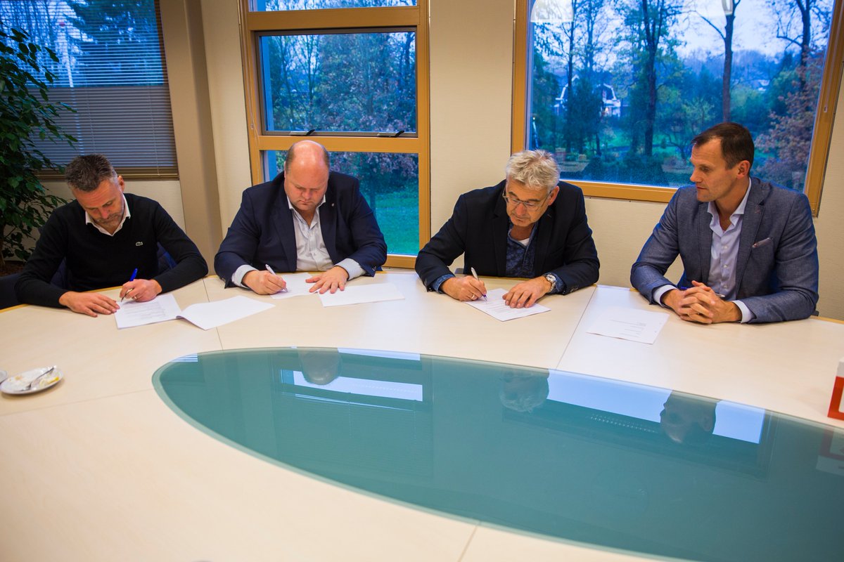 Natuurlijk Bouwen b.v. uit Oosterwolde bouwt Biosintrum. Vandaag was het officiële tekenmoment. Ook met installatiebedrijf Bakker uit Oosterwolde sloot <a href="/Owerf/">Ooststellingwerf</a> vandaag een samenwerkingsovereenkomst bit.ly/2jdsE03