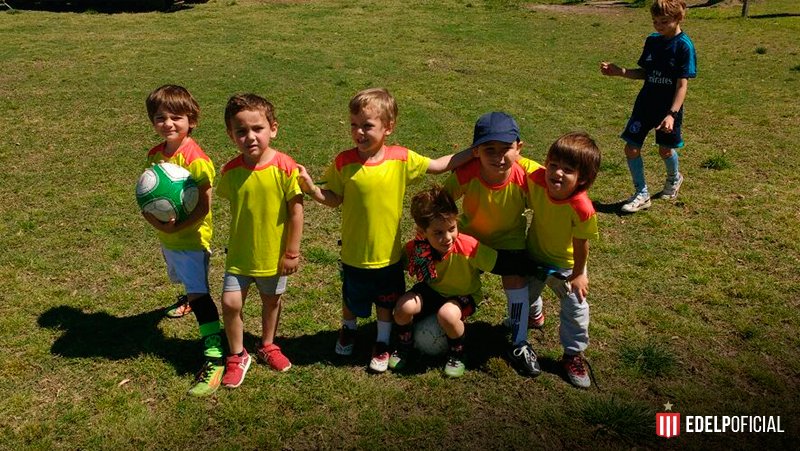 EdelpOficial's tweet photo. 👨‍👩‍👧‍👦 La familia albirroja vivió una gran jornada en City Bell con el torneo de padres de los chicos del Jardín de Infantes.

👉 Leé la nota en https://t.co/wxGmKbjQLC https://t.co/lWpvq24tQ4