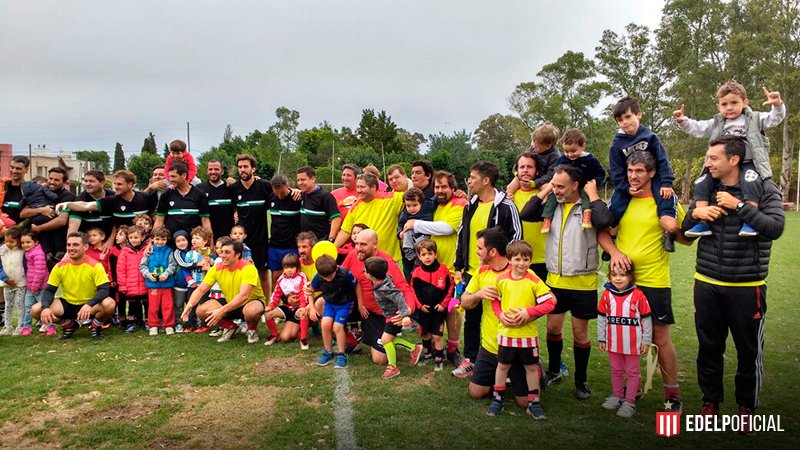 EdelpOficial's tweet photo. 👨‍👩‍👧‍👦 La familia albirroja vivió una gran jornada en City Bell con el torneo de padres de los chicos del Jardín de Infantes.

👉 Leé la nota en https://t.co/wxGmKbjQLC https://t.co/lWpvq24tQ4