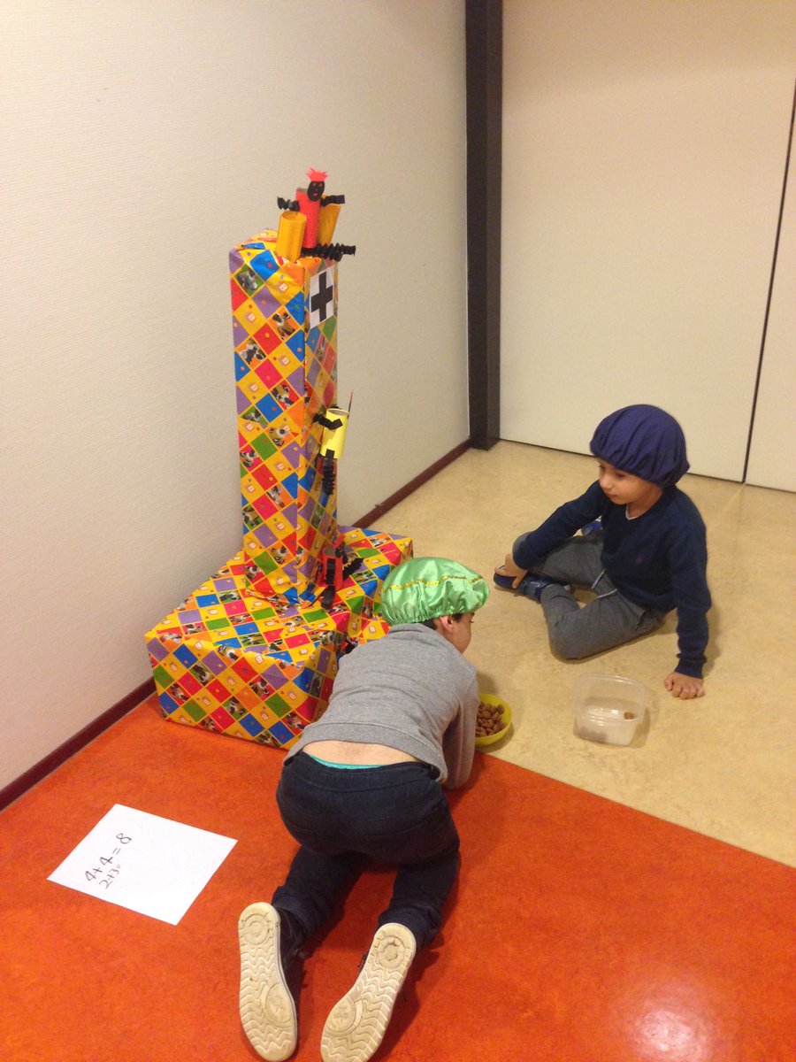 In groep 3 staat een machine waar je pepernoten in stopt om sommen te maken. Hoe gaaf!