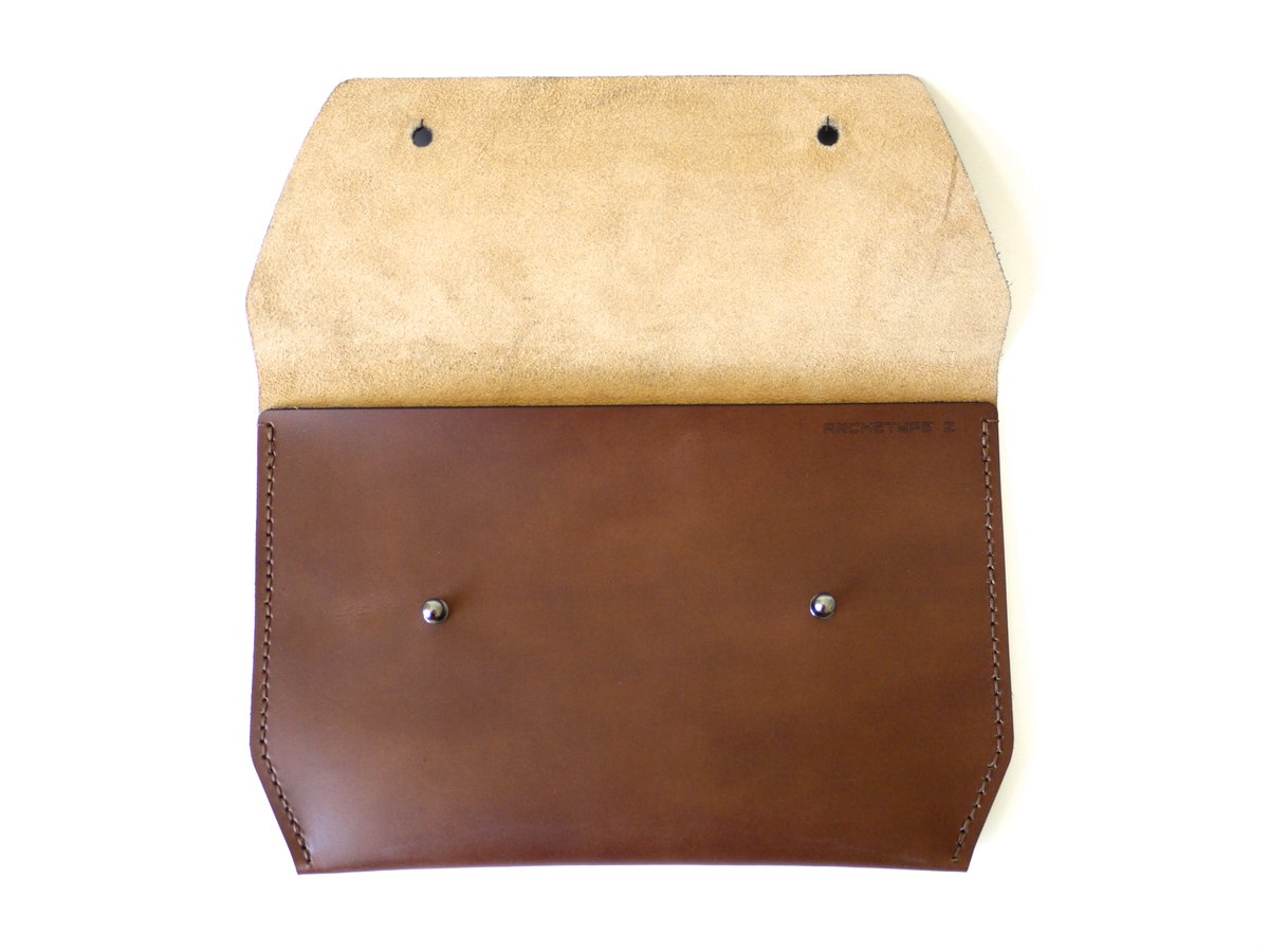 ArchetypeZ's tweet photo. Just added to my #etsy shop: Leather Clutch in Medium Brown, #handmade and #handstitched https://t.co/1Wjuutuk1c #bagsandpurses #brown #modernclutch #brownleatherclutch #slimclutch #modernhandbag #handmadeleather #xmasgifts https://t.co/hr1sXuaCgy