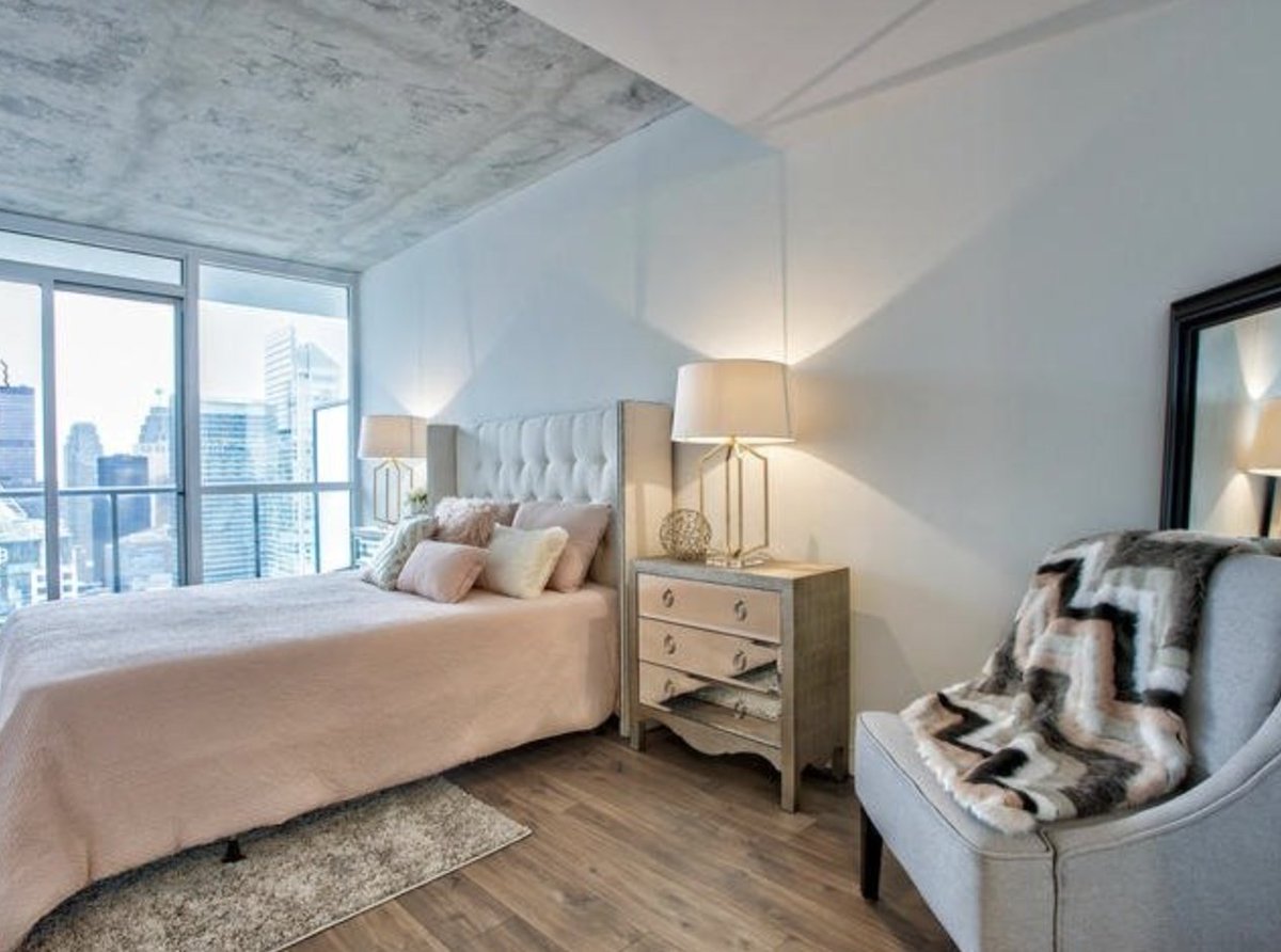 Luxfurniture238's tweet photo. We love the industrial feel of the concrete walls &amp; columns in this lower penthouse which features a priceless view of #the6ix! #happystaging #clientstaging #luxfurniturerentals #rentwithlux #homestaging #realestate #gtarealtors #gtahomestagers #torontorealestate #torontostaging https://t.co/1EBzmpxh5Q