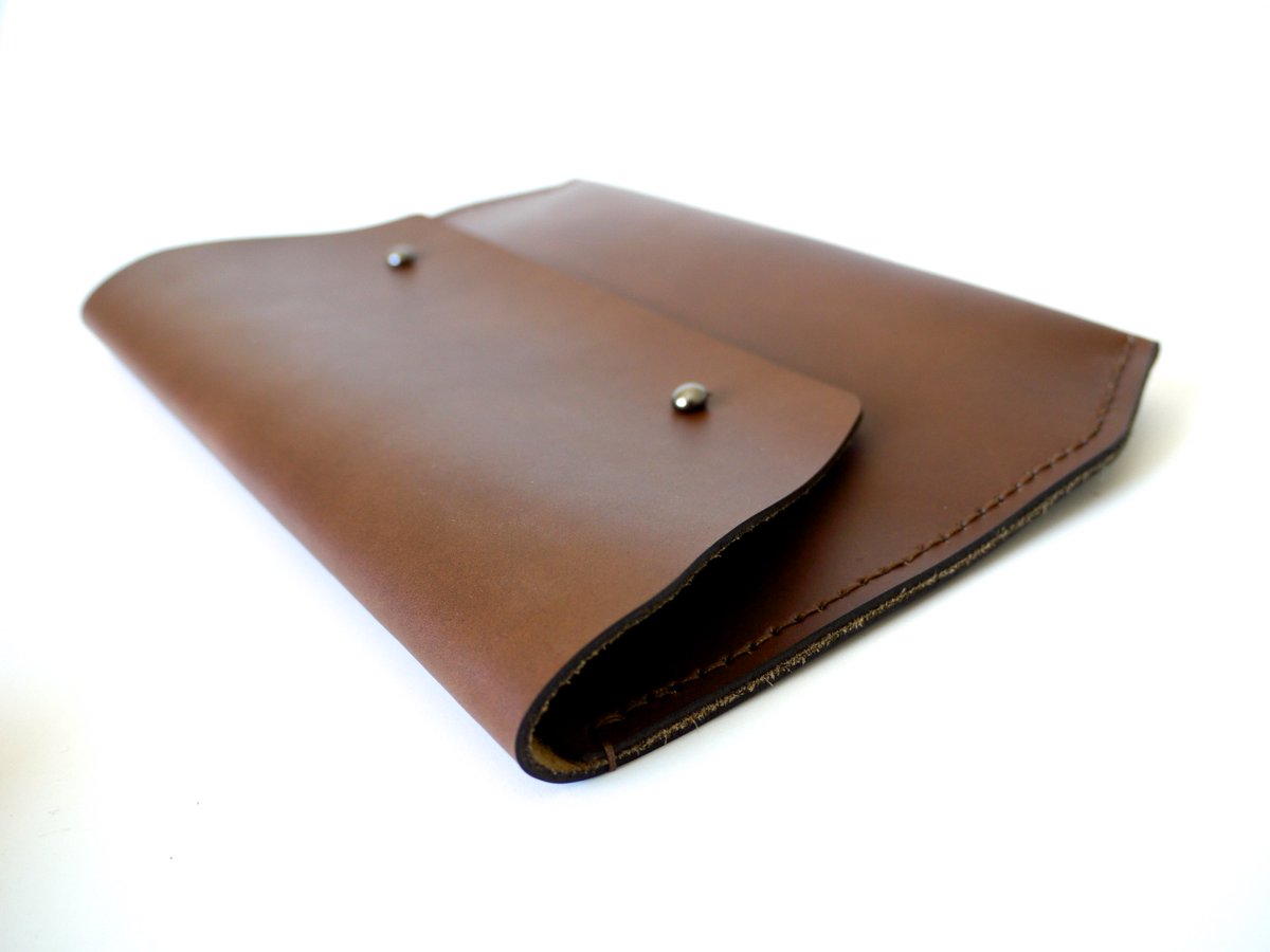 ArchetypeZ's tweet photo. Just added to my #etsy shop: Leather Clutch in Medium Brown, #handmade and #handstitched https://t.co/1Wjuutuk1c #bagsandpurses #brown #modernclutch #brownleatherclutch #slimclutch #modernhandbag #handmadeleather #xmasgifts https://t.co/hr1sXuaCgy