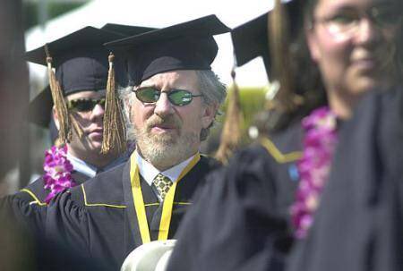 #Anecdote : ce n’est qu’en 2002 que Steven Spielberg a reçu, à 55 ans, son diplôme universitaire d'arts du cinéma à Los Angeles. Et ce, après 33 ans de pause. Son projet d’étude : #LaListeDeSchindler.