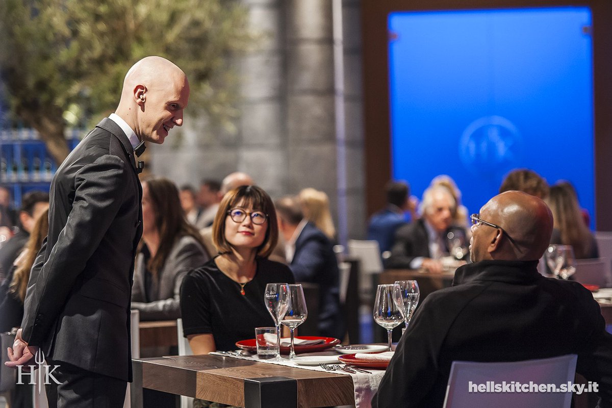 hellskitchenit's tweet photo. Una finale che si rispetti non poteva non avere degli ospiti d’eccezione. Bentrovati ad #HKIta @ledonatella, #ManuelAgnelli e #WickyPriyan! https://t.co/8J8YMwuYPp