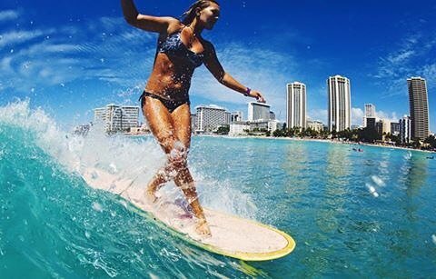 OhanaSurfPro's tweet image. Surf coach Dana doing what she loves out at Queens. #surfergirl #crossstep #longboarding ift.tt/2zV0Xnt