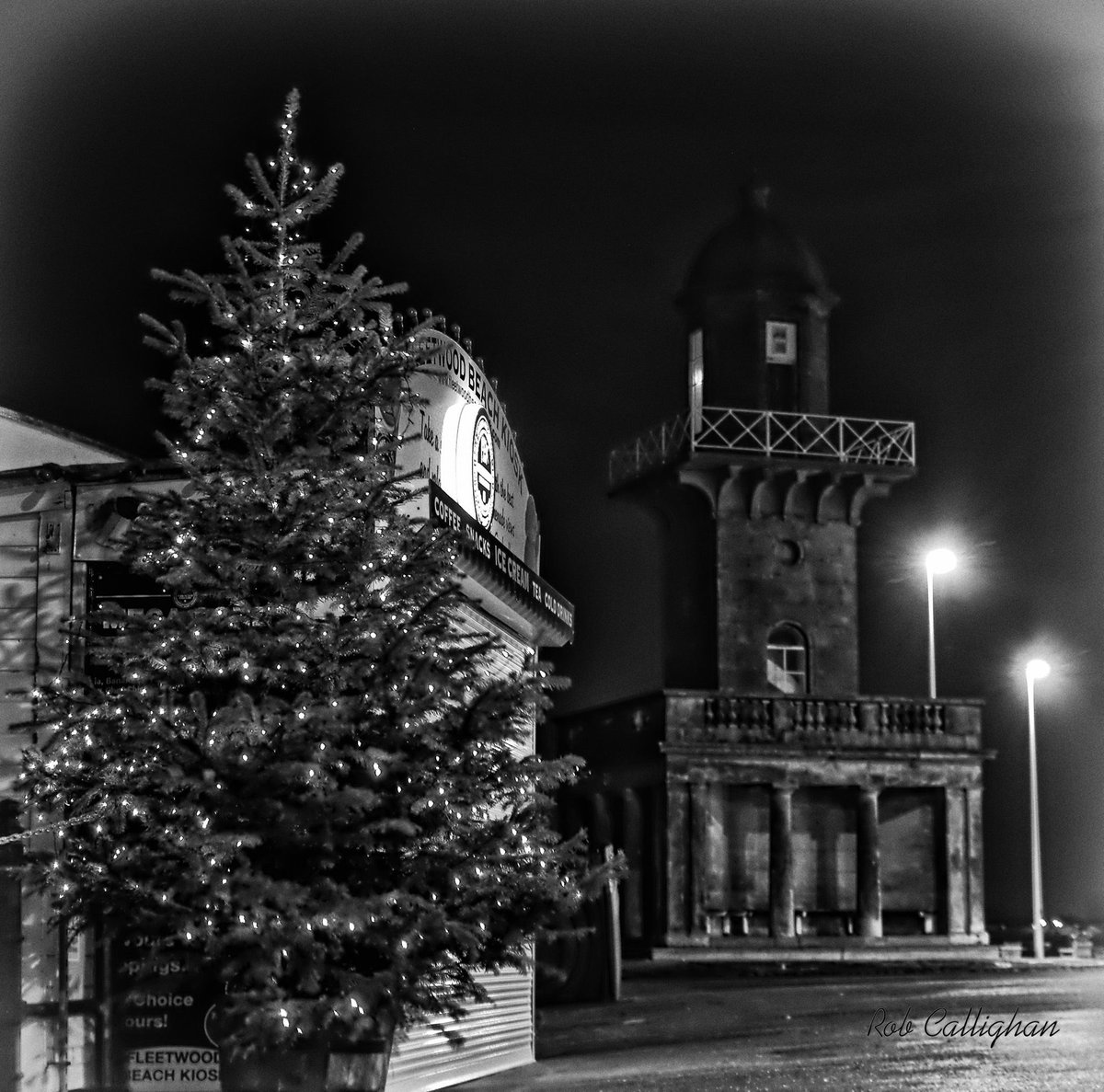 fleetwoodbeach's tweet photo. We're lovin' this 📸 taken last night. 

A MASSIVE #TQ to our amazing customers for their lovely comments on our #FBK 🎄...it makes it so worthwhile seeing people enjoying it. 😍

#Christmas #FestiveLights #Fleetwood #Tree #Xmas 🎅 https://t.co/hriJaFtJtc