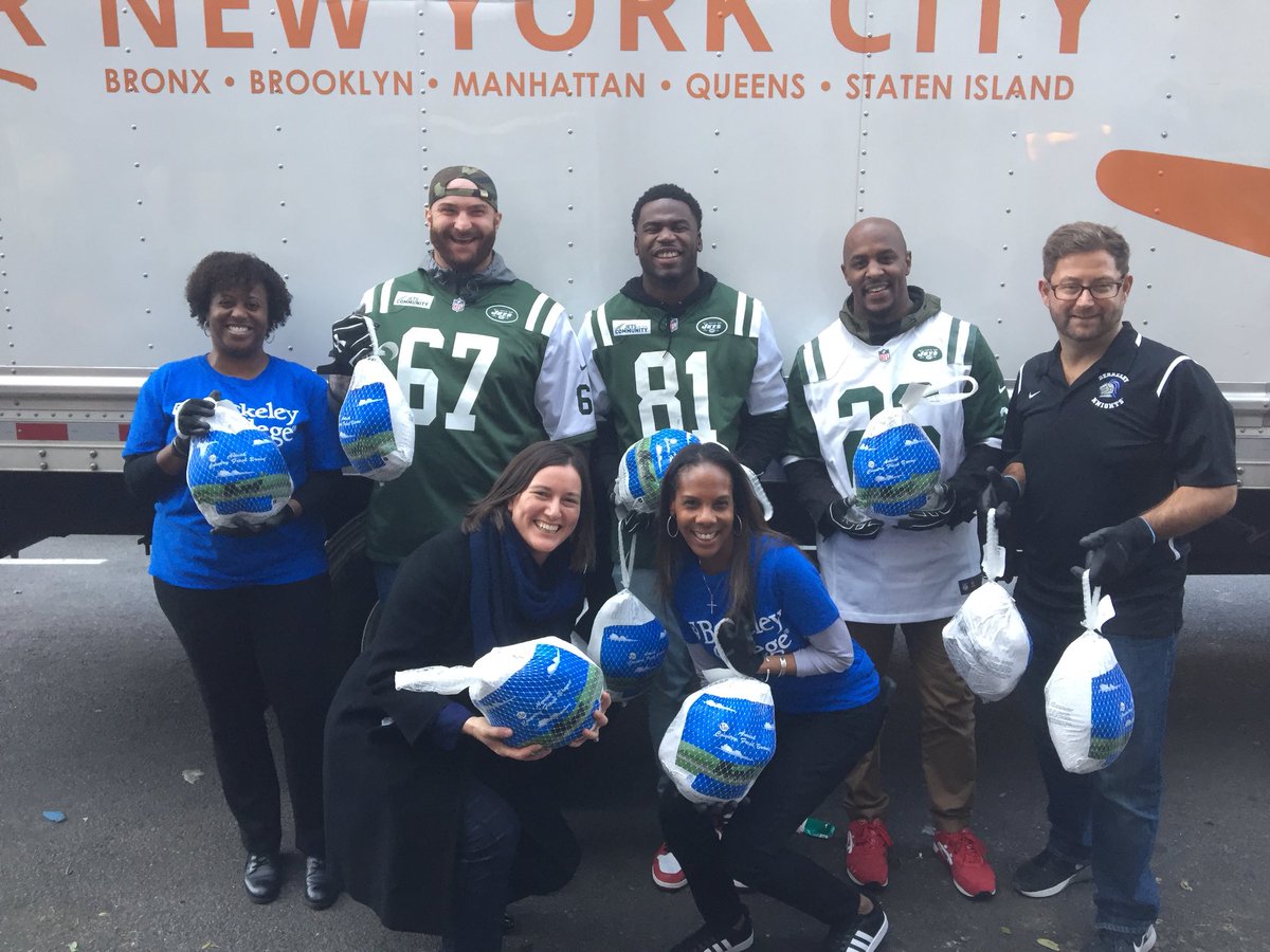 BerkeleyCollege's tweet photo. Weโre so happy to be teaming up with the @nyjets this afternoon at the @FoodBank4NYC #BerkeleyTacklesHunger #BerkeleyCares https://t.co/vRAnl74xVt
