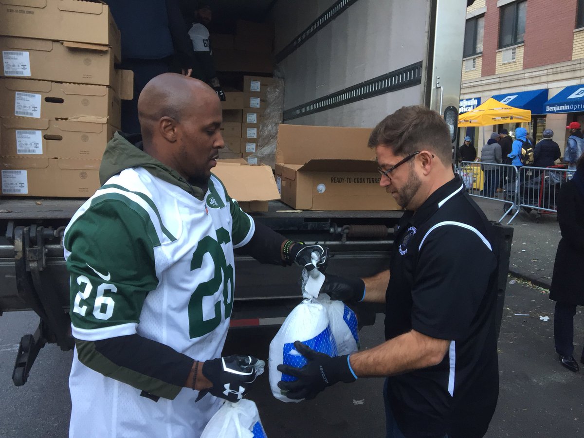 BerkeleyCollege's tweet photo. Weโre so happy to be teaming up with the @nyjets this afternoon at the @FoodBank4NYC #BerkeleyTacklesHunger #BerkeleyCares https://t.co/vRAnl74xVt