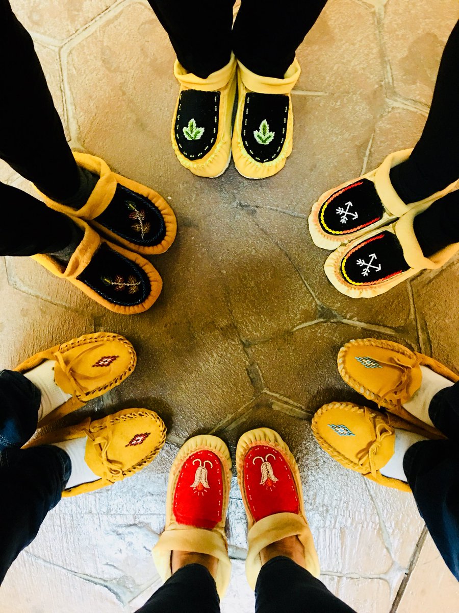 CAN_Indigenous's tweet image. The @sntourismteam rockin their Mocs for #rockyourmocsweek. Locally crafted moccasins can be purchased at #SixNations bit.ly/2zSrDVR #IndigenousCanada #discoverON