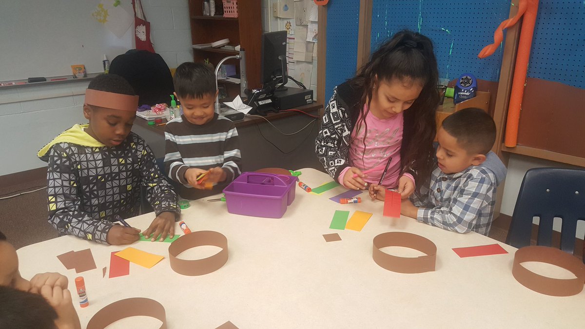 JillToepfer's tweet photo. Fifth grade Ss helping K Ss make Thanksgiving hats in art today! @TurnerCubs @TiffanyCall7 #Turner202Strong https://t.co/PKWVqS43Pw