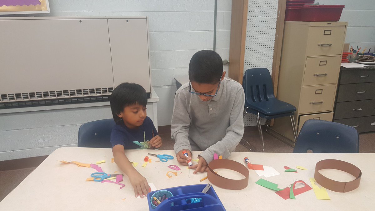 JillToepfer's tweet photo. Fifth grade Ss helping K Ss make Thanksgiving hats in art today! @TurnerCubs @TiffanyCall7 #Turner202Strong https://t.co/PKWVqS43Pw