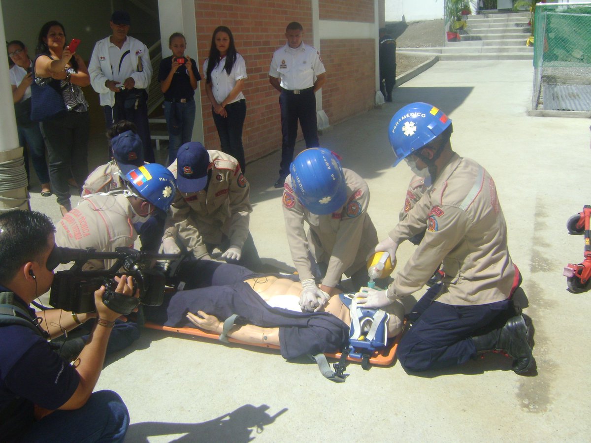 bomberos_merida's tweet photo. #21nov Esfuerzo, Dedicación y Empeño para lograr tus objetivos: 
Nuestras mas sinceras Felicitaciones a todos los Estudiantes en su día.. https://t.co/ucSLNStp9O