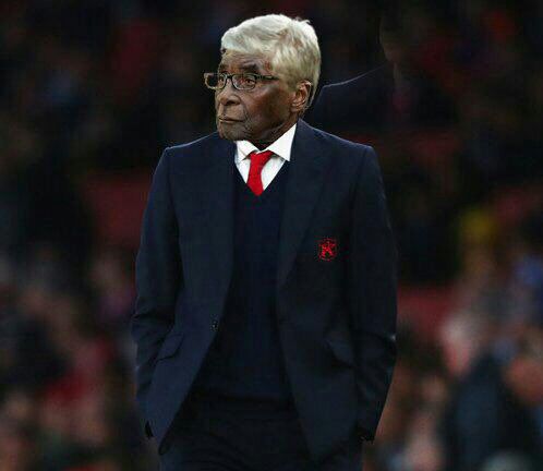 Shauski's tweet photo. #MugabeResigns 
#Mugabe 
#Zimbabwe 
In other news Arsene Wenger is still the manager of Arsenal football clubw https://t.co/fBNHTO0fIl