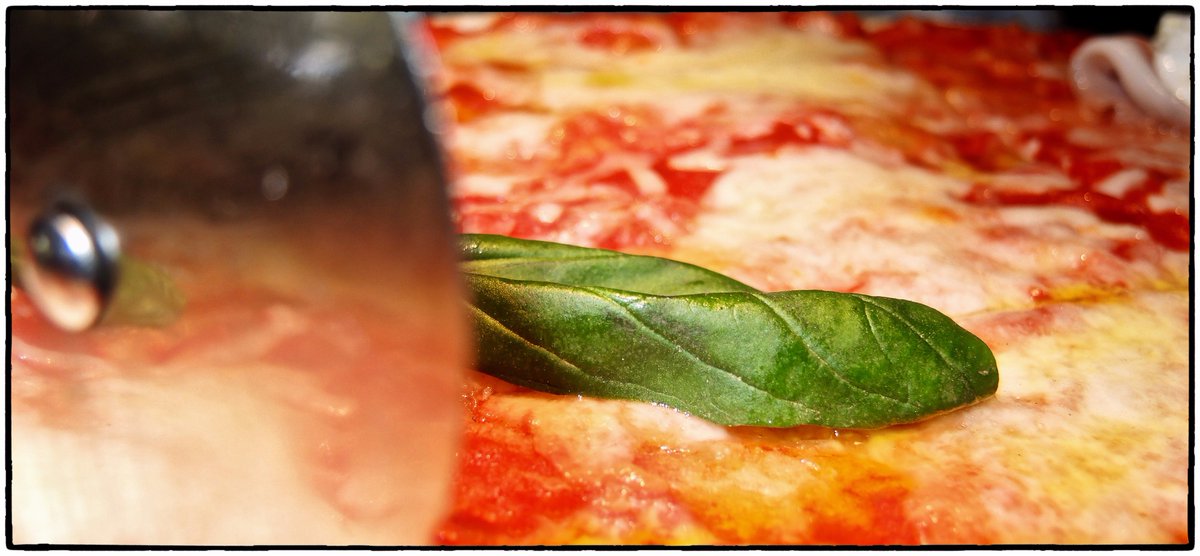 charlon_m's tweet photo. Apoyando a la Pizza a su candidatura como patrimonio cultural inmaterial de la UNESCO #napoles #NapolesExpress @ItaliaOficina  #Italia #pizza #pizzaunesco
#gastronomiaitaliana semana de la cocina Italiana en el mundo. https://t.co/PQBQqFThRe