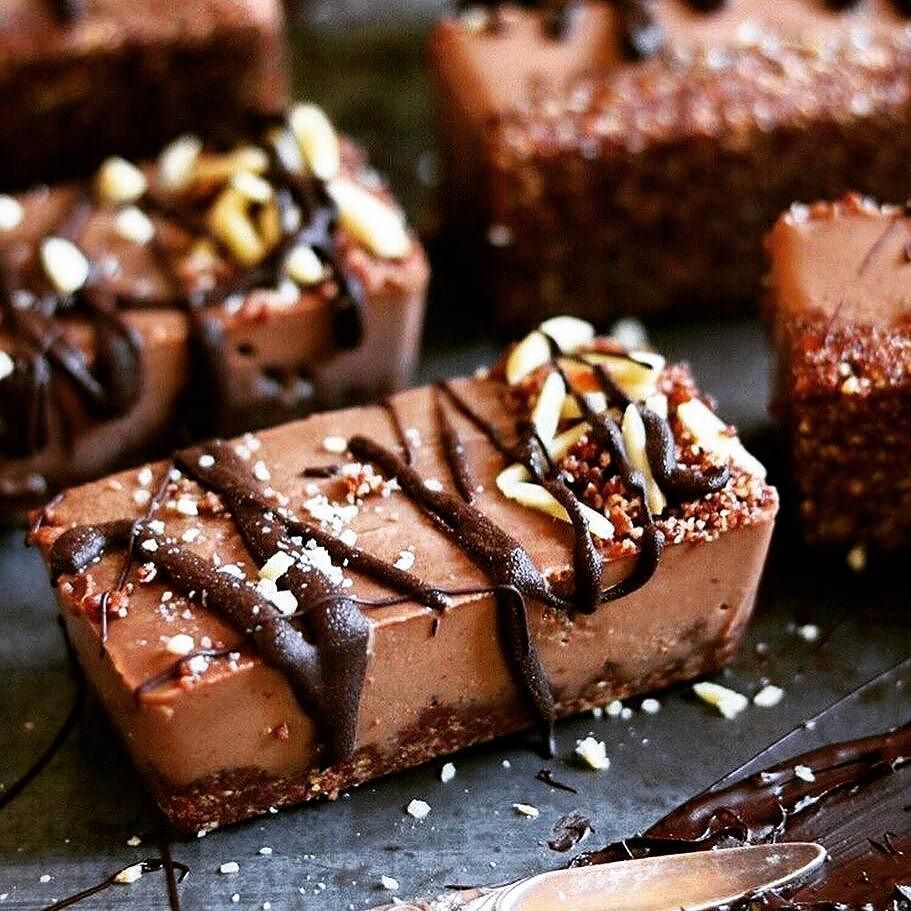 es_coolinaria's tweet photo. Chocolate Caramel Slices 🍫🍫 #snack #chocolate #vegan #veganfood #vegansnack #recipes #caramelslice #food #foodtime #foodlover #foodie #foodporn #veganfoodie #plantbased #dessert #vegandessert #sweetfood #foodphotography #foodpics #foodgram #instafood #delicious #deliciousfoo… https://t.co/DLw9Uc7eFX
