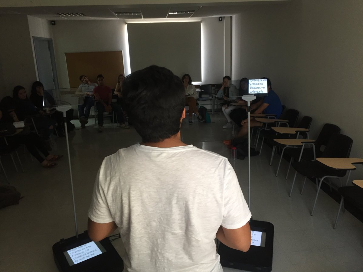 PrompterInABox's tweet photo. Alumnos de 2º año de Periodismo de la #UMayor practicando sus discursos con @PrompterInABox desarrollando herramientas como la emoción, tono, musicalidad y gestualidad, sin olvidar nunca que su objetivo central es SEDUCIR A SU AUDIENCIA a través de la mirada... https://t.co/EgLhFMQMVt