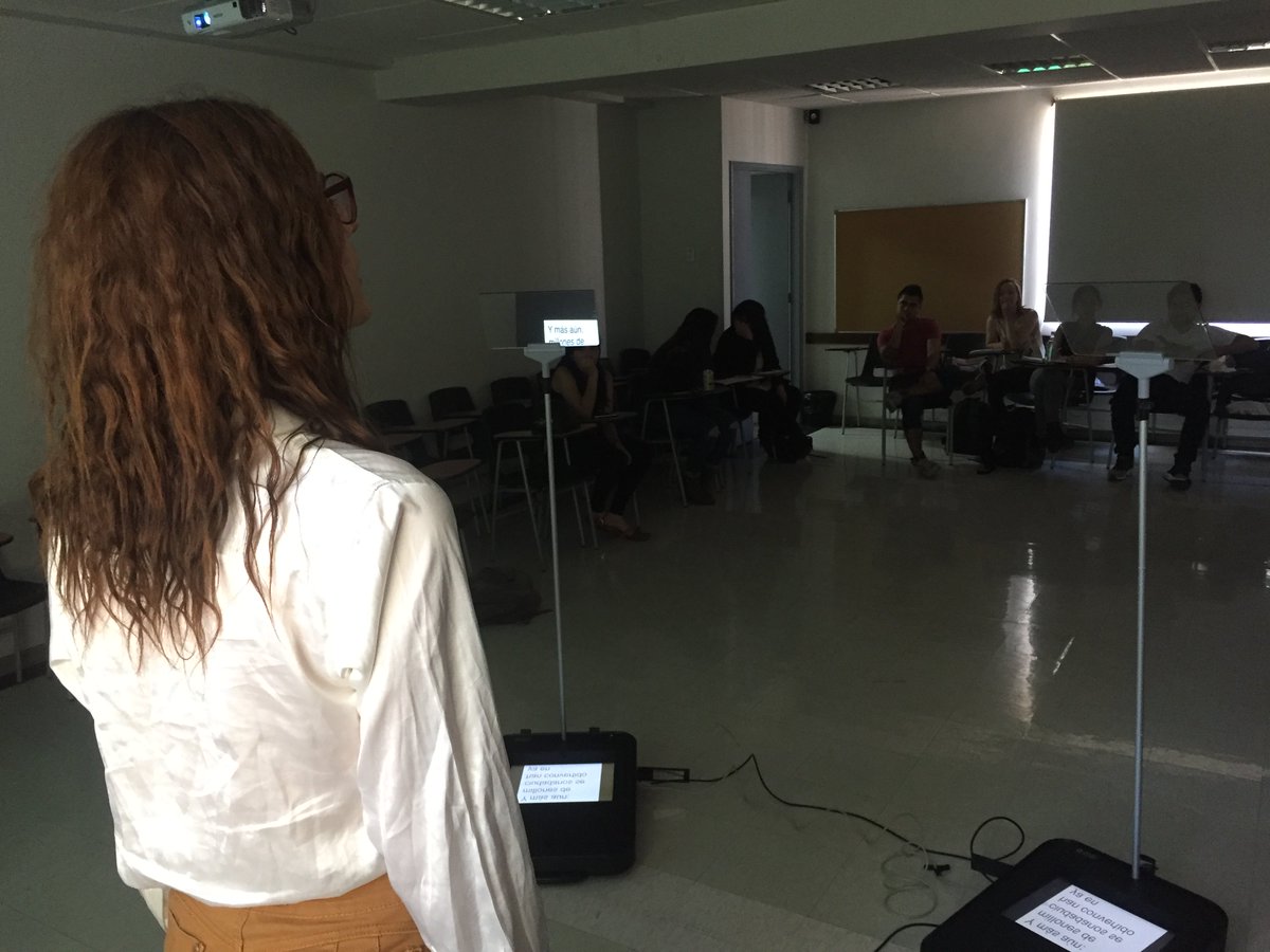 PrompterInABox's tweet photo. Alumnos de 2º año de Periodismo de la #UMayor practicando sus discursos con @PrompterInABox desarrollando herramientas como la emoción, tono, musicalidad y gestualidad, sin olvidar nunca que su objetivo central es SEDUCIR A SU AUDIENCIA a través de la mirada... https://t.co/EgLhFMQMVt