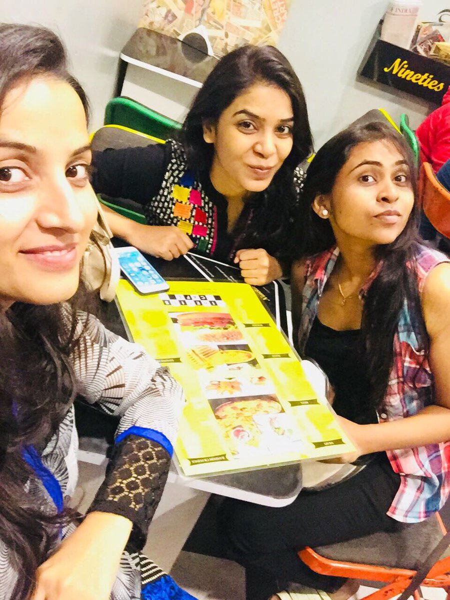 StutiAshok's tweet photo. Food food and food. #firstHangout with #cheeselovers for #CheesePizza #creamyCheeseMaggie #Maggi https://t.co/b81EgtRaQJ
