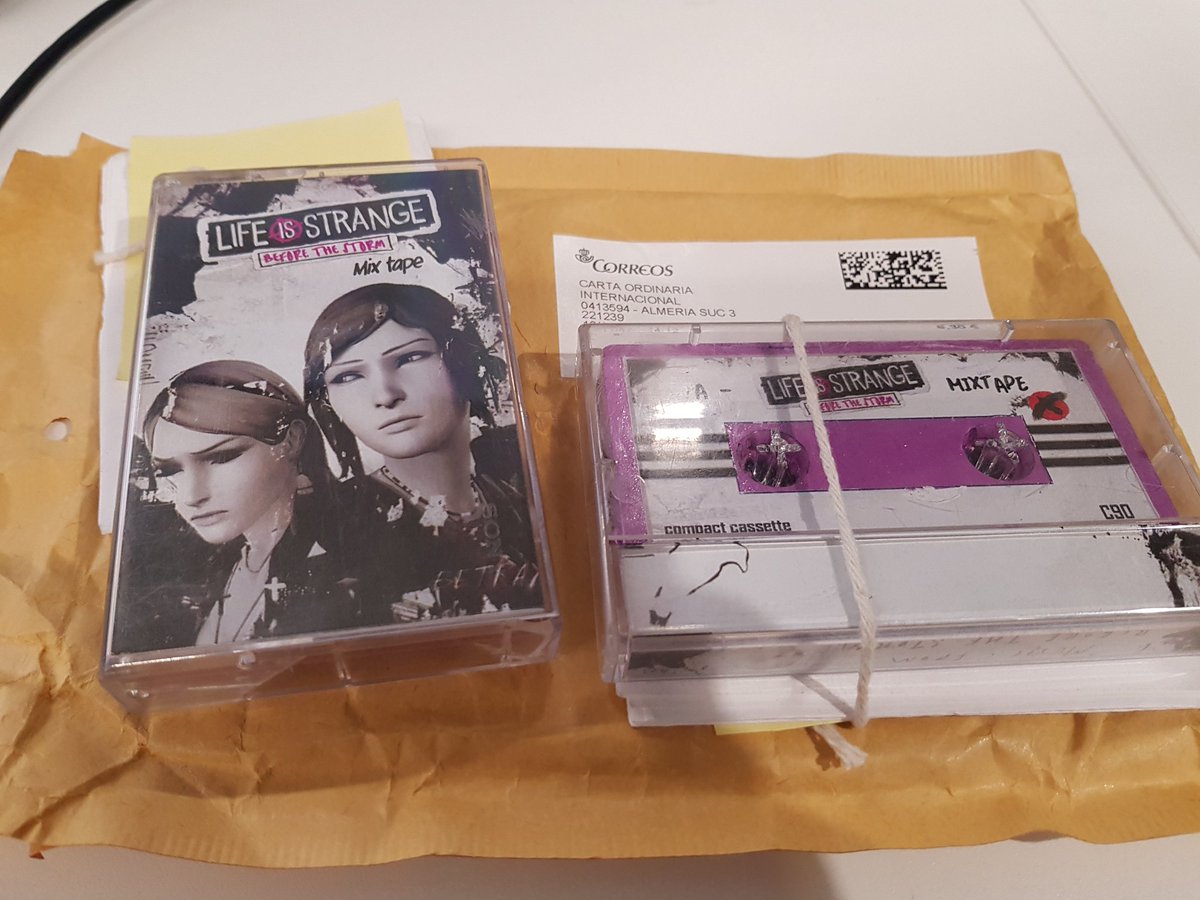 DarkVegetaMad's tweet photo. Yesterday i got a very nice surprise at the office @TeutonicRunning and myself got a lovely present from @MariaGagaloo thanks a lot for this!!!!!!! https://t.co/BUr6h7SZtF