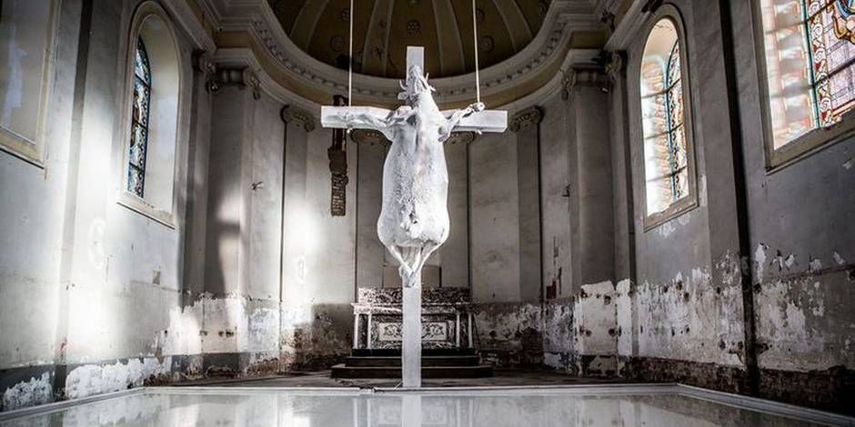 encherepublique's tweet photo. #TheHolyCow! Dans une #eglise du Limbourg, une #œuvre représentant une... vache crucifiée choque les croyants.
https://t.co/eNQubAcboE https://t.co/KUjEk9ZyAs
