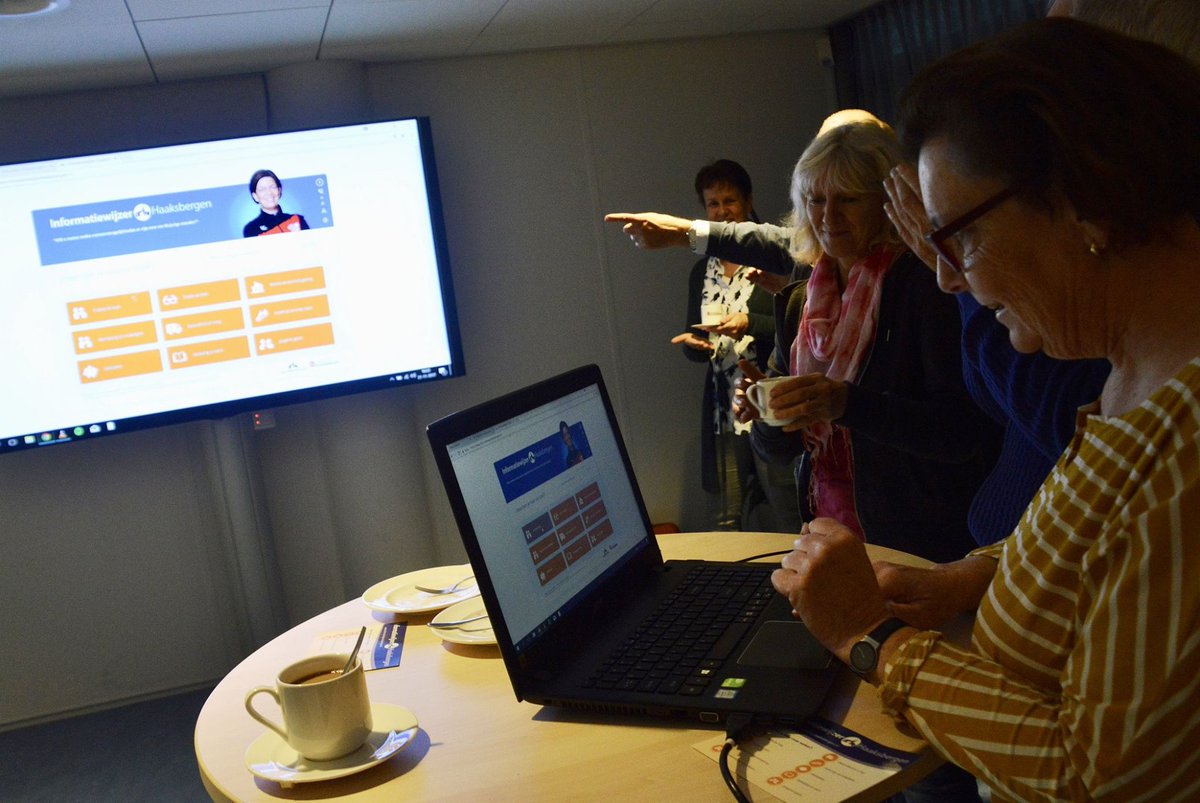 Wijkracht's tweet photo. De informatiewijzer Haaksbergen is online! Vanmiddag was de feestelijke lancering in de Noaberpoort. De informatiewijzer geeft antwoord op allerlei vragen uit het dagelijks leven. Kijk op: https://t.co/pnxcX6dSsJ. https://t.co/5hmRJaTzQj