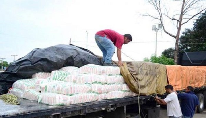 SUKOICRIOLLO's tweet photo. MARACAIBO...siempre MARACAIBO, la POLICIA de San Francisco (?) detuvo una GANDOLA con 20 mil KILOS de HARINA de MAIZ, que ESPERABAN los BACHAQUEROS en Las Pulgas, para SEGUIR jodiendo al PUEBLO. https://t.co/nfl6EPKAAj