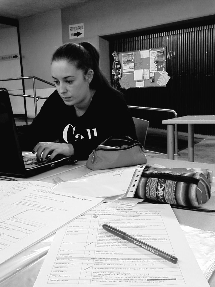 AndreaMG2's tweet photo. Hoy tocaba empezar trabajos en grupo... #MASE #TendenciasInternacionales #QuienQuemoElBosque @Albigrc #CarlaHazteTwitter https://t.co/vBP2XKHdui