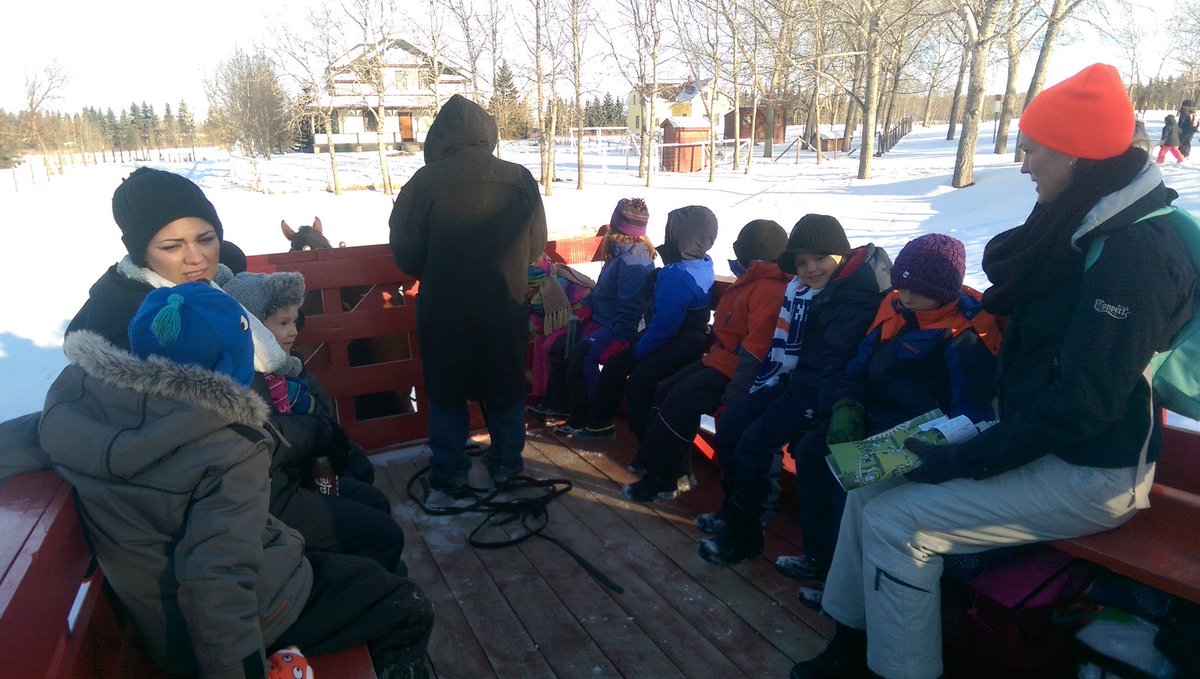 MrAndersonPLC2's tweet photo. Beginning our day with a wagon ride! #getoutsideandlearn #prescottpsd70 #elemed https://t.co/BXa28cvS0O