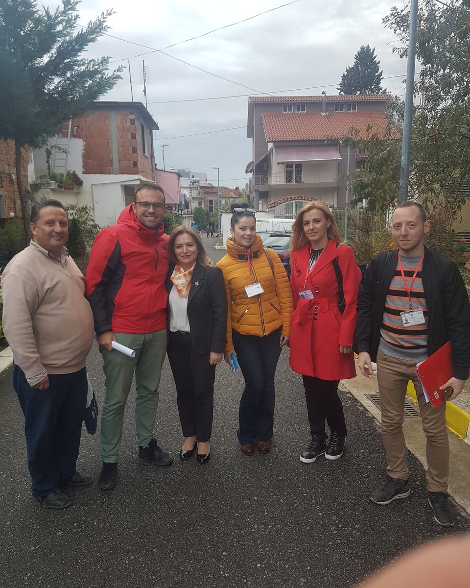 erindibejko's tweet photo. #taskforca
Beso dhe kontrollo-)
Derë më derë🤝 https://t.co/0XJrW3e3Hh