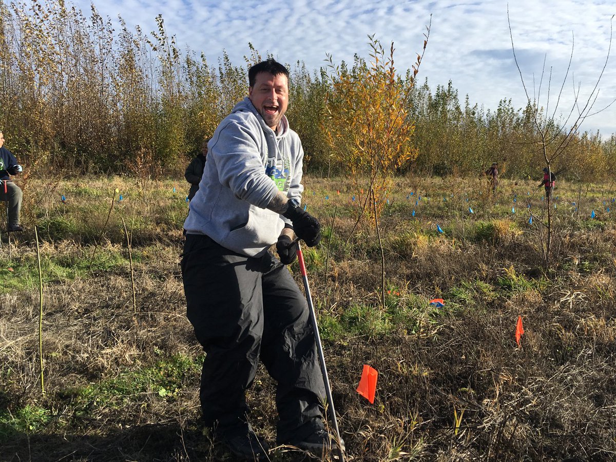 ColumbiaEstuary's tweet photo. Special shout out to @FIVEZEROTREES staffers for planting so many trees with us at #SandyRiverDelta last Saturday! #planttrees #volunteersrock https://t.co/XnUDXhB3ad