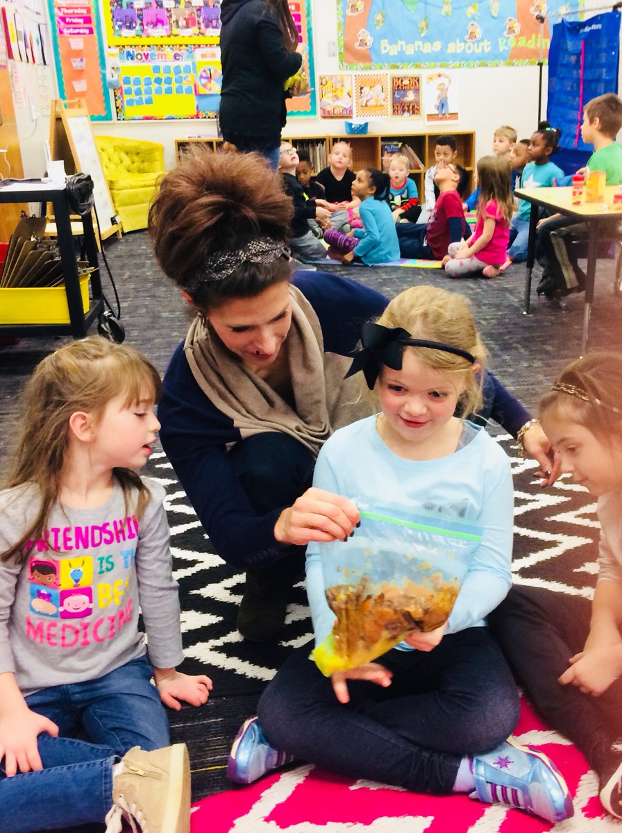 MrsLuceWNES's tweet photo. Pumpkin Pie in a Bag! Learning about mixing ingredients and measuring. #HappyThanksgiving https://t.co/Y59QhmbvFc