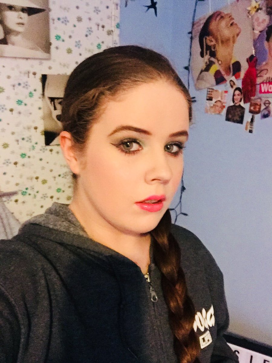 LillieLBennett's tweet photo. I swear alll my selfies have this face now! Haha π! #SelfieForCal β€οΈ https://t.co/12eQmh6q8p