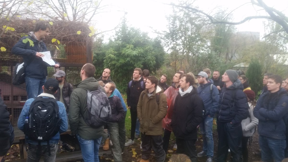 proefpark's tweet photo. Studenten van @HAShogeschool @proefpark tijdens hun wandeling over de @GroeneConnectie. Helpen zij dmv hun onderzoek ontbrekende schakels in de groene connectie te vullen o.a. in @bh_schiemond? Succes! #creatiefbeheer #tmbotu https://t.co/ly6kHZyQZA