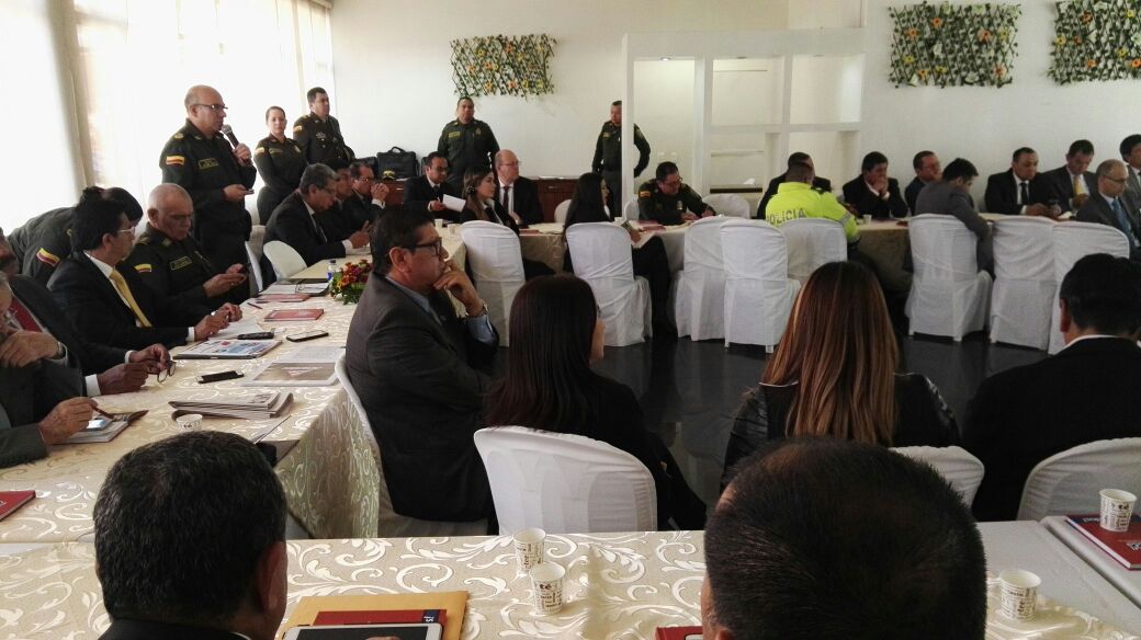 PoliciaBogota's tweet photo. Con el propósito de fortalecer la seguridad en los Centros comerciales, se llevó a cabo reunión con #ADESEC que nos permite trabajar por una #BogotaSegura. 👮🚔 https://t.co/2H8yEx183E