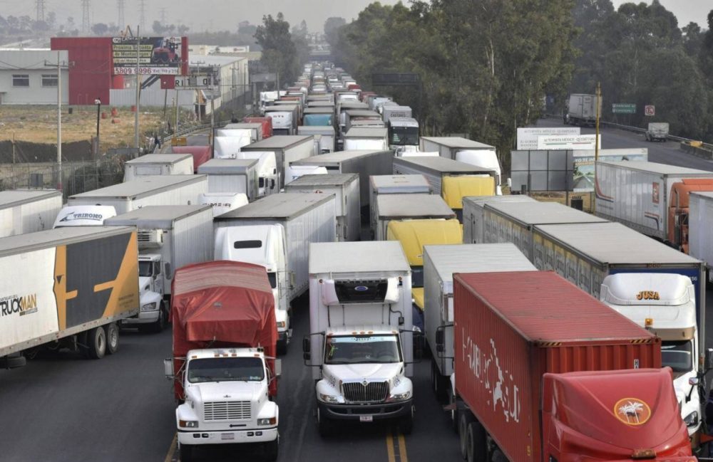 TransportesTRG's tweet photo. 77% del comercio entre México y EU se moviliza en autotransporte: SCT https://t.co/0gnOE26ZNH https://t.co/4LyMw3MVcw
