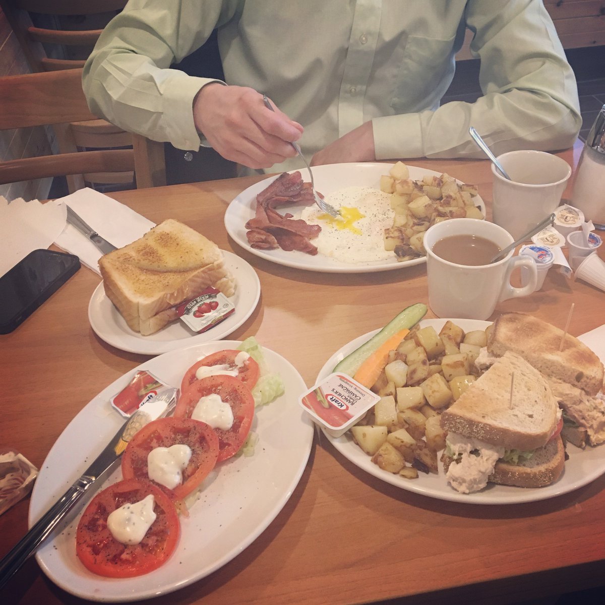 SunsetGrillCA's tweet photo. Hey Etobicoke! Our Humber Bay Shores Sunset Grill is now open! Join us for fresh-made breakfast or lunch Monday-Friday 7am-3pm, Saturday &amp; Sunday 7am-330pm! 😋🍳🥓🥞🍔 #SunsetGrillBreakfast #FreshIsTastiest #HumberBayShores #WestLakeCondos #Etobicoke #Mimico https://t.co/9edRB8Mpl9