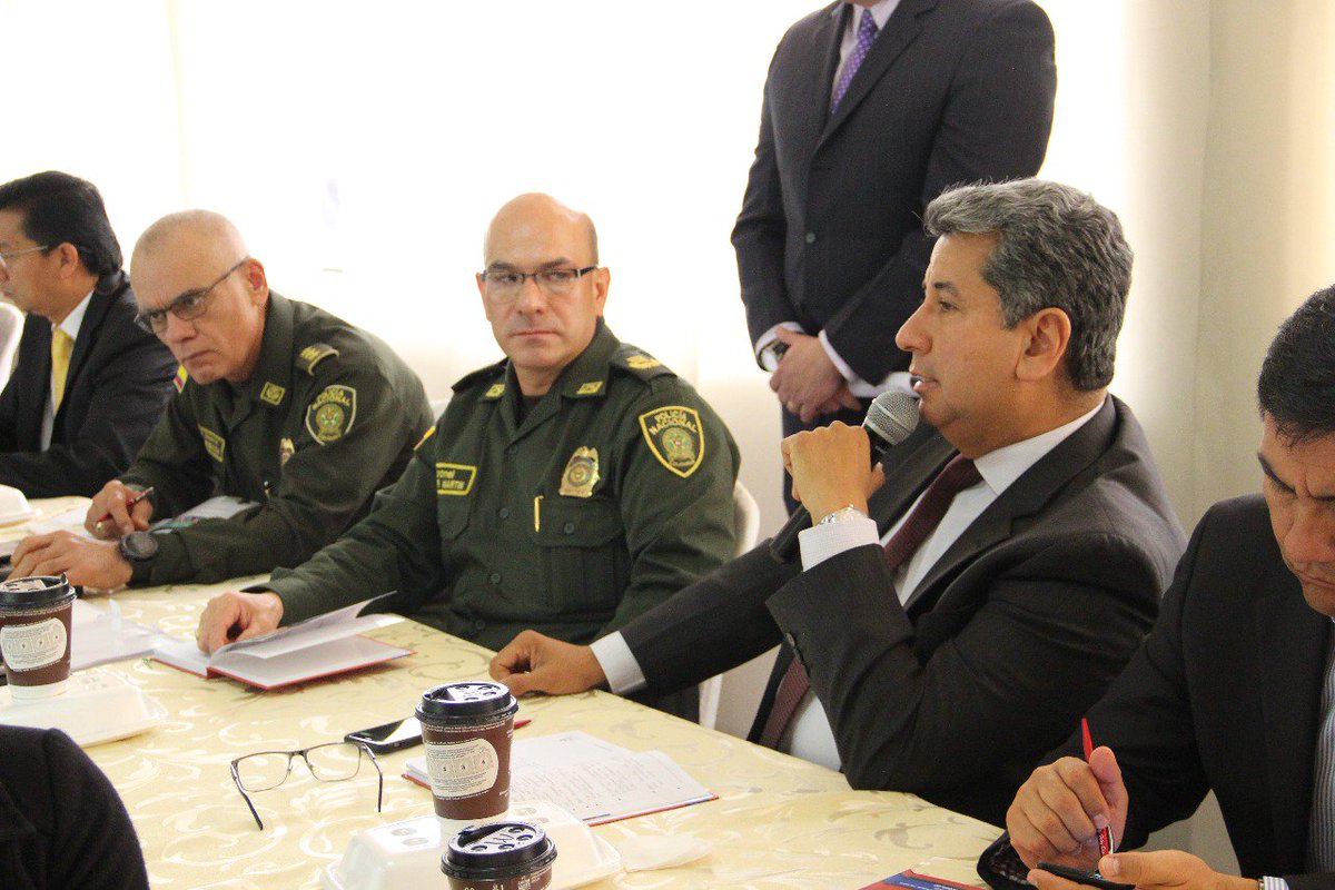 PoliciaBogota's tweet photo. Con el propósito de fortalecer la seguridad en los Centros comerciales, se llevó a cabo reunión con #ADESEC que nos permite trabajar por una #BogotaSegura. 👮🚔 https://t.co/2H8yEx183E