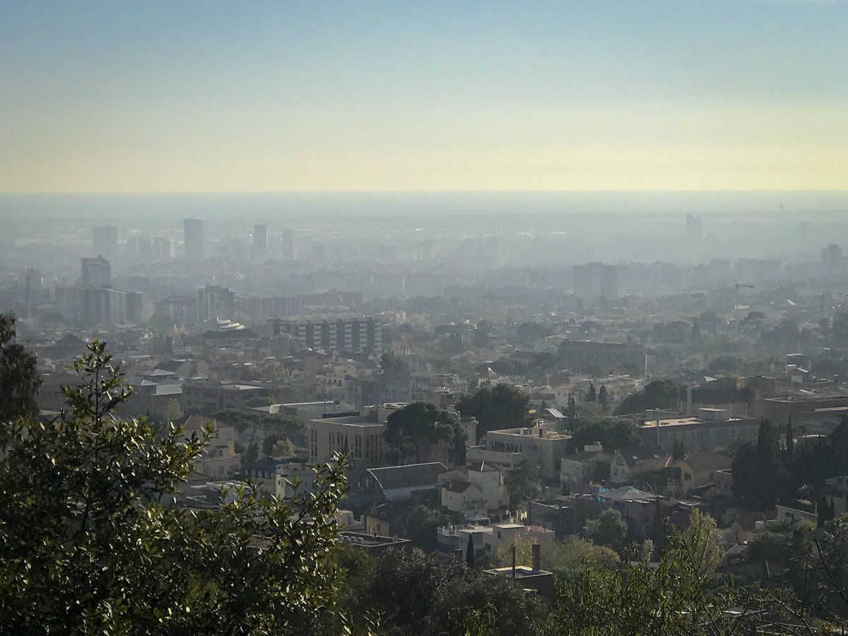 bcnlive's tweet photo. #Barcelona. La falta de #lluvia es en gran parte la culpable de la #Contaminacion que se apodera de la #ciudad Respeta el #MedioAmbiente https://t.co/2wrrXUuoUx