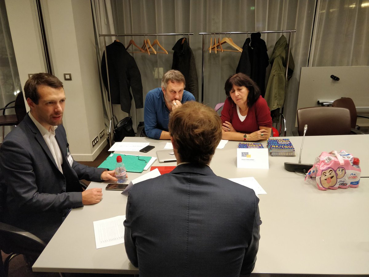 Speed dating <a href="/AssembleeNat/">Assemblée nationale</a> . <a href="/OpenGovFr/">Démocratie Ouverte (Archivé)</a> et <a href="/Ensci_Paris/">ENSCI_LesAteliers</a> discute formation #designPP et transparence politique . #semaineIp