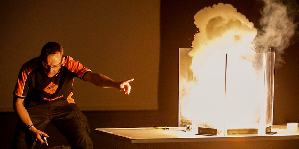 edfenergy's tweet photo. #LabLive17 with @cheltfestivals kicked off today at @LancasterGrand with a 🎆 spectacular #science show 🎆 for local students 🎓 https://t.co/1nq4EiDOsP https://t.co/BM2Q5DgVZM