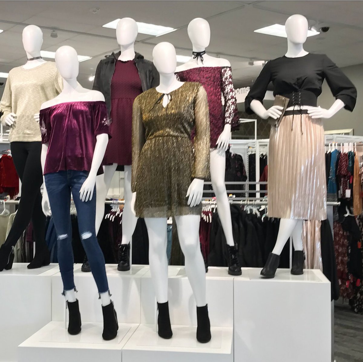kennedy_vm's tweet photo. Xhil mannequin moment in #T2868TheGrand @RenataSTYLETL https://t.co/mRWzaG36WC
