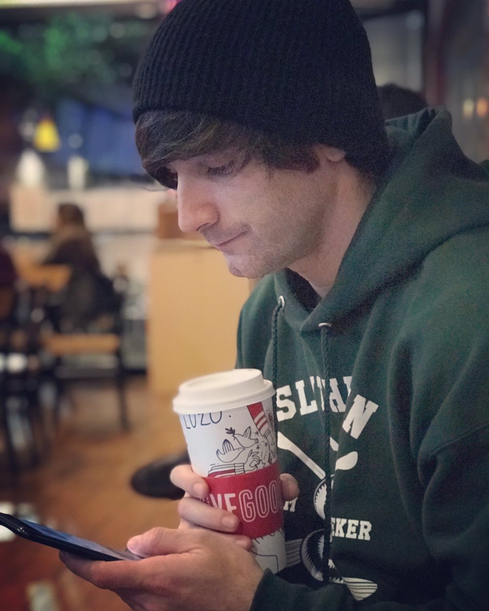 LuzuGames's tweet photo. Demasiado concentrado en lo que me escribis 😄✌🏼 https://t.co/Xhc7OXBfVt