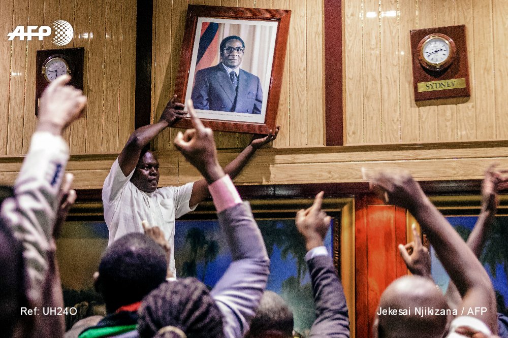 AFPphoto's tweet photo. 🇿🇼 Robert Mugabe resigns: parliament speaker #AFP
People remove the portrait of former Zimbabwean President Robert Mugabe after his resignation. https://t.co/i66LCOa0zE